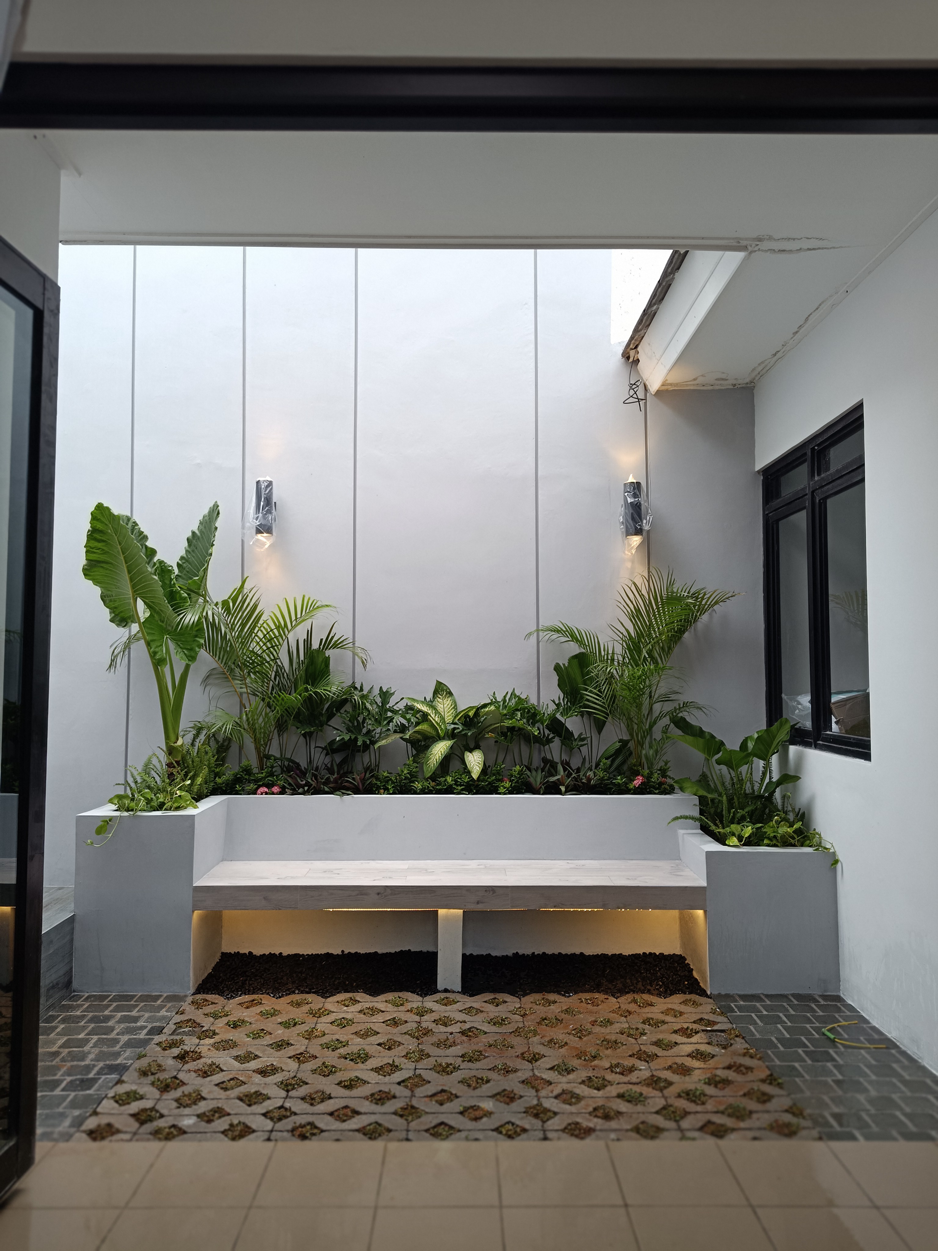 Area barbeque outdoor dengan alat panggang dan meja makan